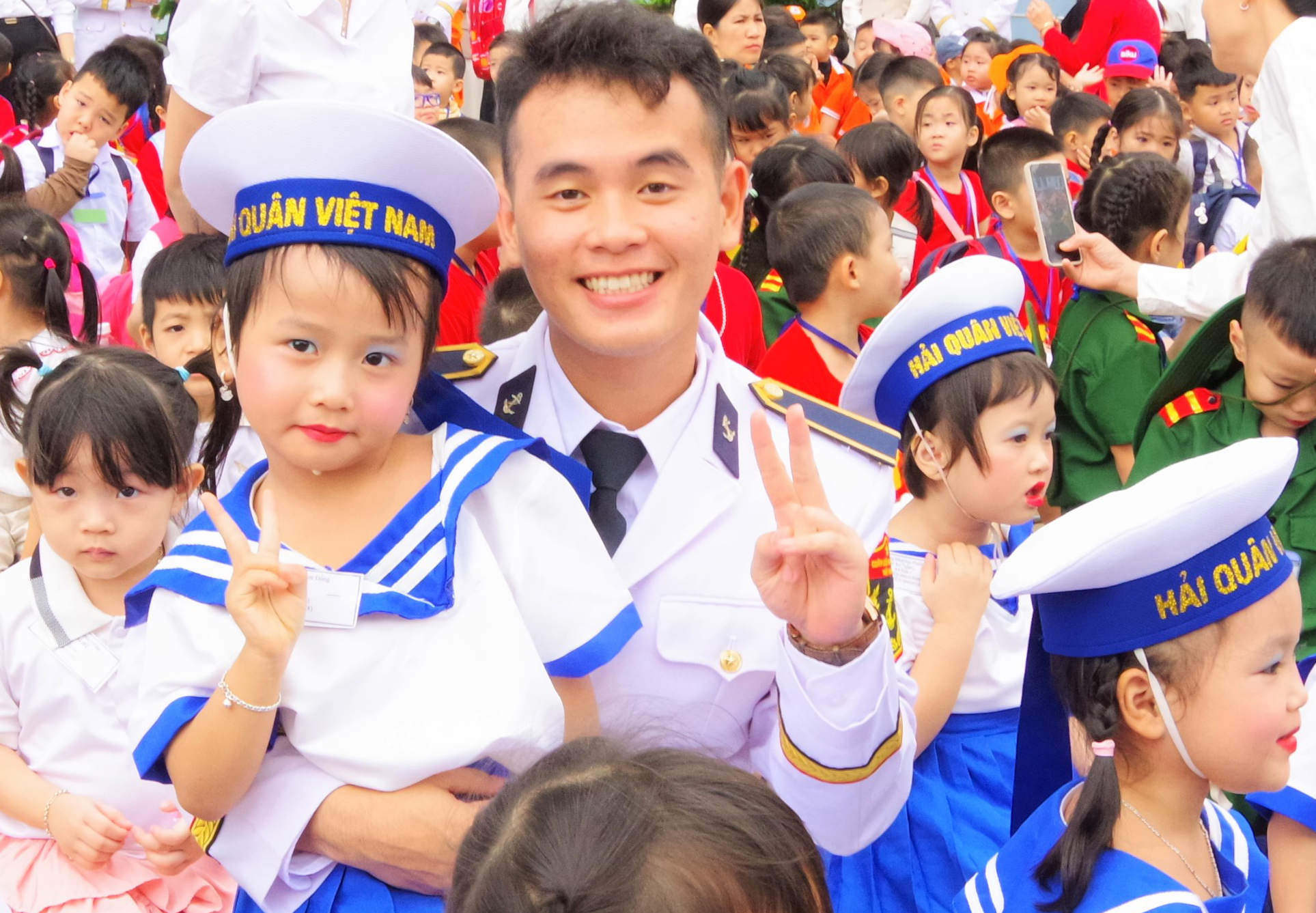 Hơn 1 500 giáo viên, học sinh giao lưu, trải nghiệm nhân Ngày thành lập Quân đội