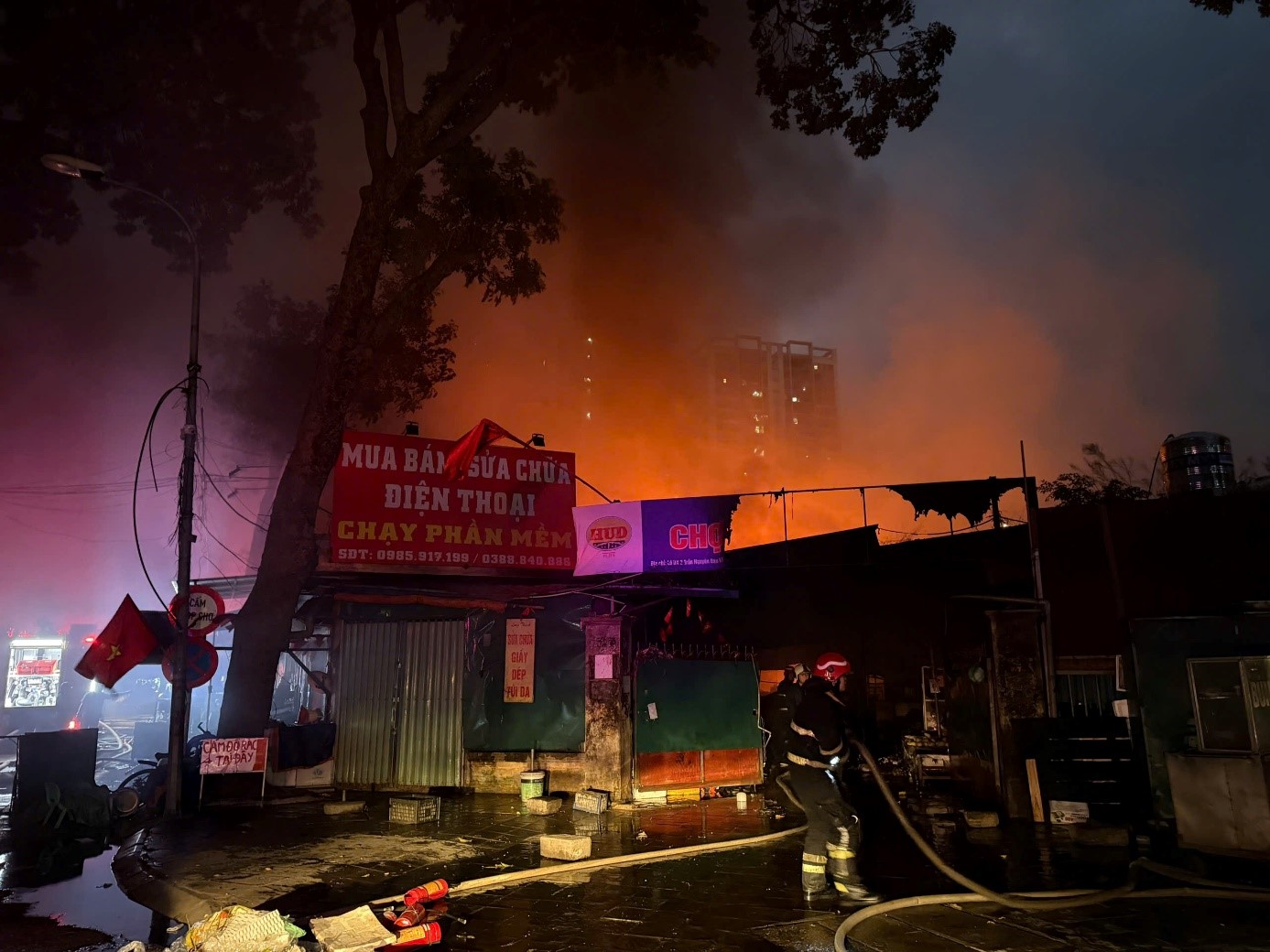 Kịp thời khống chế, dập tắt vụ cháy tại Chợ Xanh lúc rạng sáng