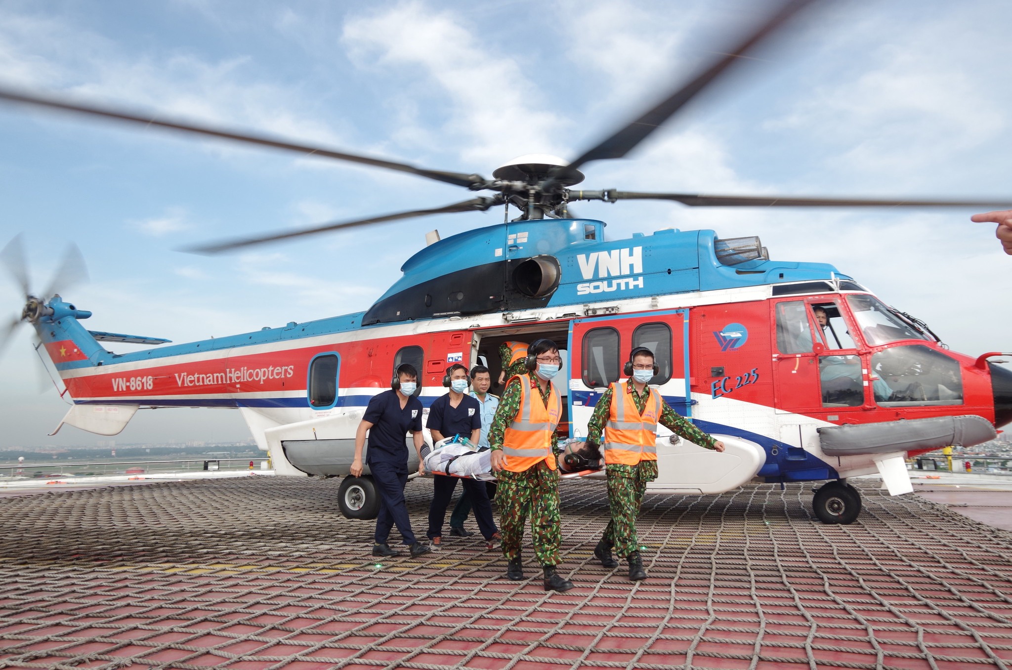 Trực thăng vận chuyển kịp thời 2 bệnh nhân nguy kịch từ Trường Sa về đất liền cấp cứu