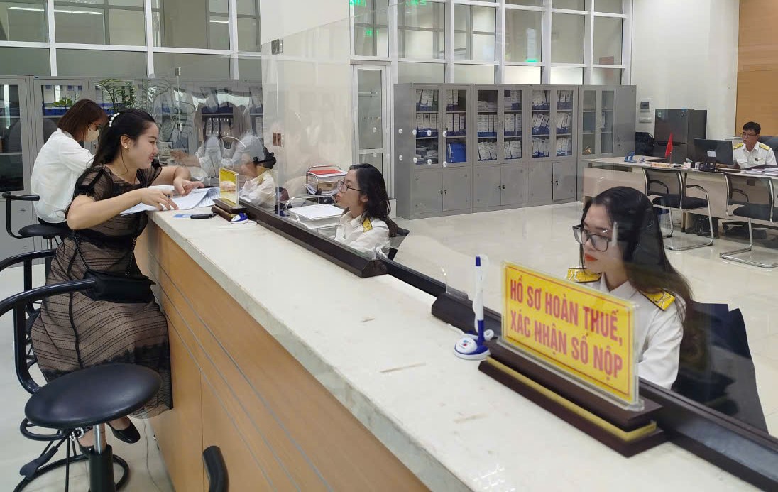 Thu ngân sách nhà nước lần đầu tiên vượt mốc 2 triệu tỉ đồng