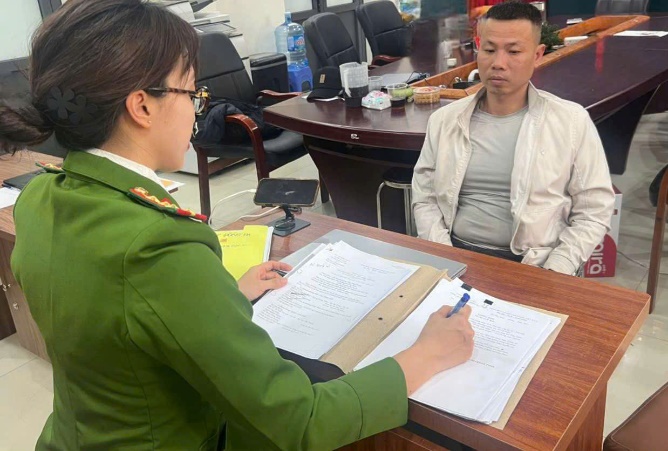 Tạm giữ hình sự tài xế vụ lật xe ô tô ở Ngã tư Sở vì sử dụng trái phép chất ma túy