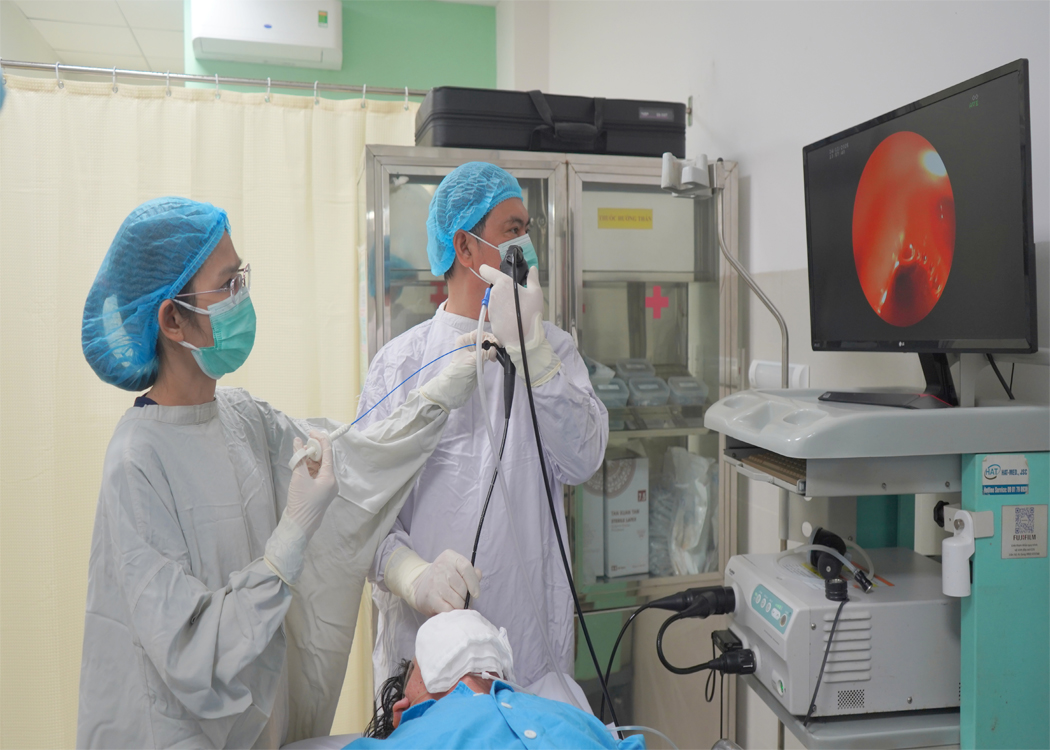 Nội soi phế quản lấy răng giả nằm trong phổi người bệnh hơn 20 năm