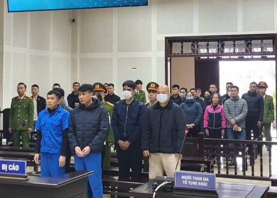 6 bị cáo hầu tòa về tội Khai thác khoáng sản trái phép và Trốn thuế