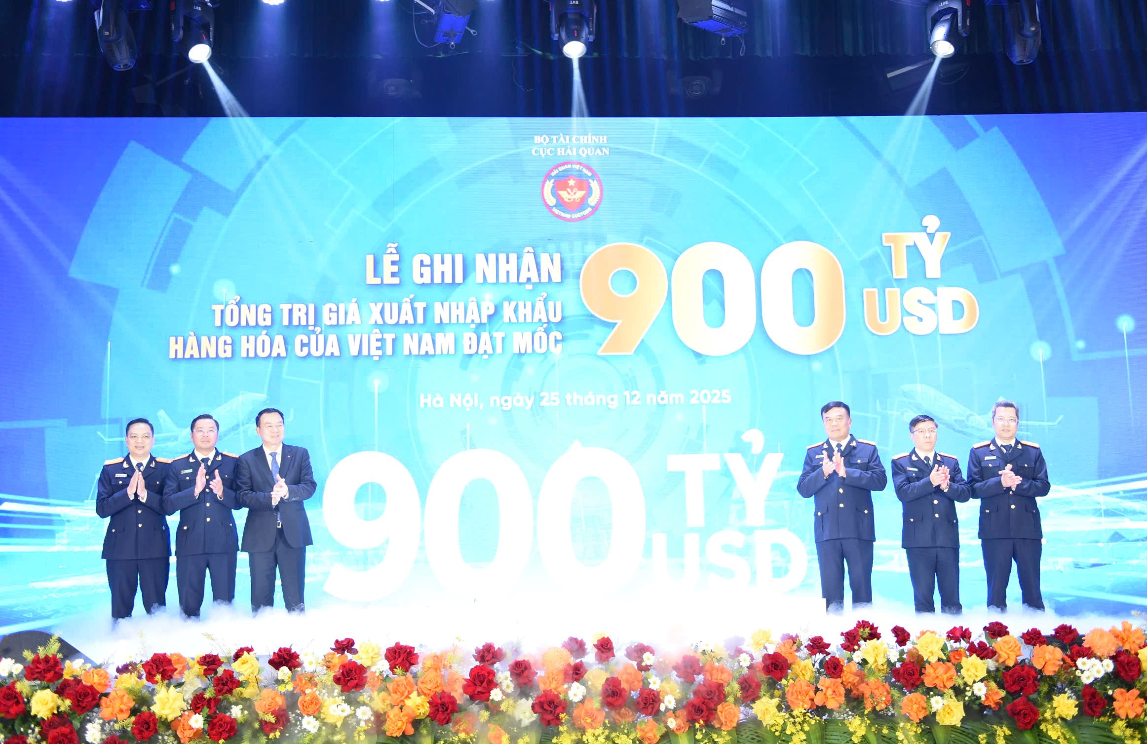 Tổng kim ngạch xuất nhập khẩu lần đầu tiên cán mốc 900 tỉ USD