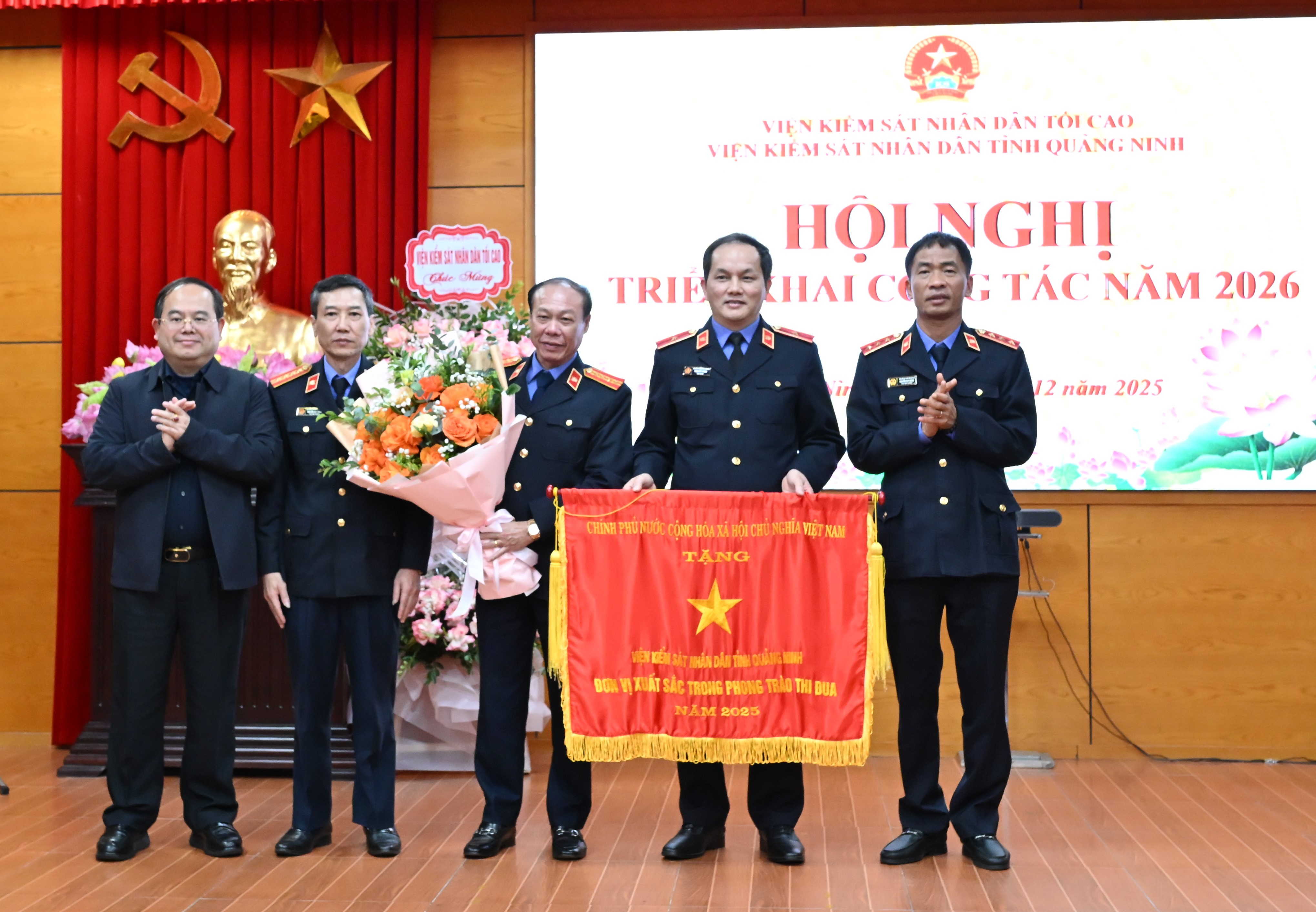 VKSND tỉnh Quảng Ninh nhận Cờ thi đua của Thủ tướng Chính phủ