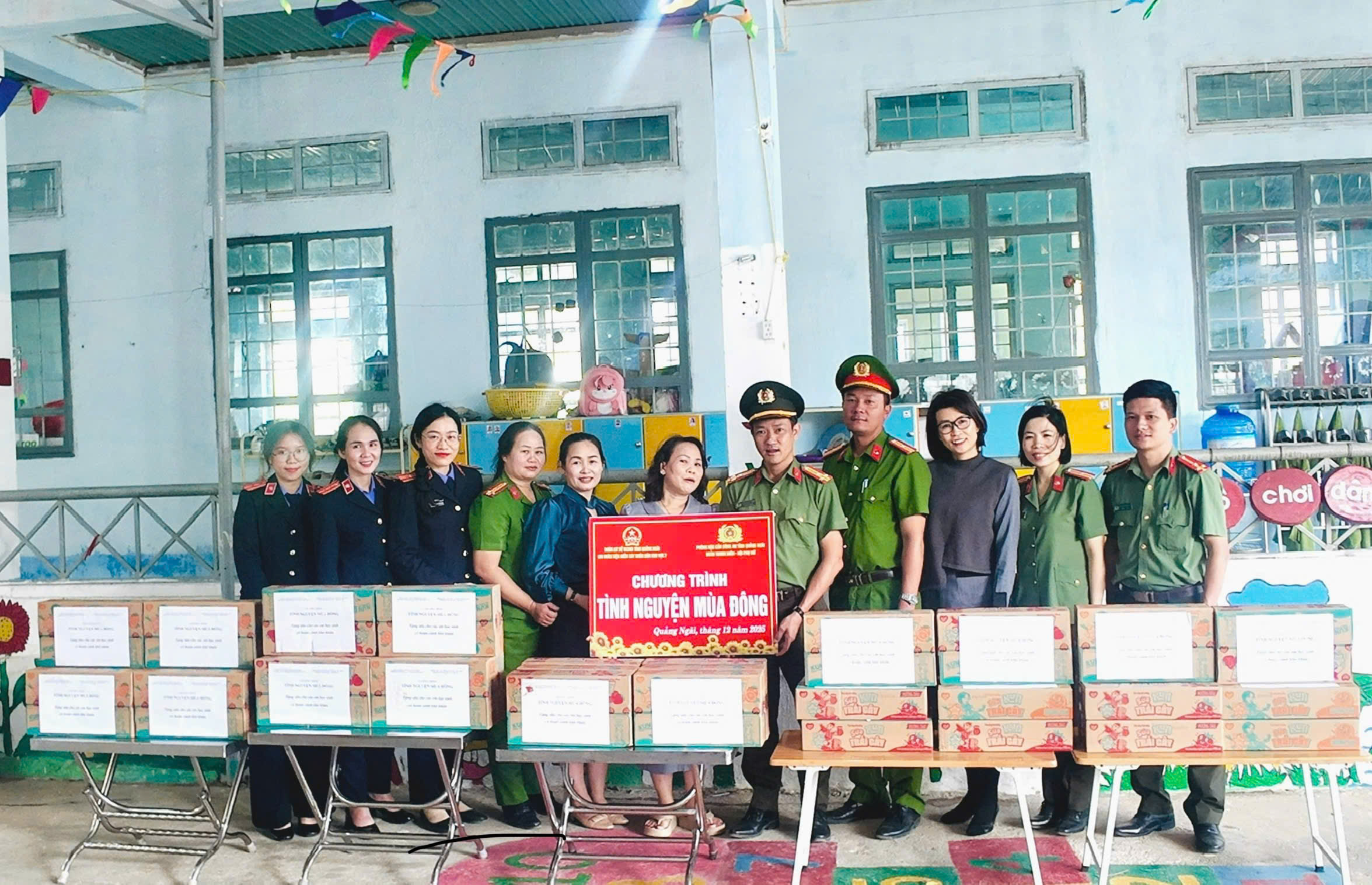 Sẻ chia hơi ấm với học sinh và người dân xã Đăk Kôi trong chương trình “Tình nguyện mùa Đông năm 2025”
