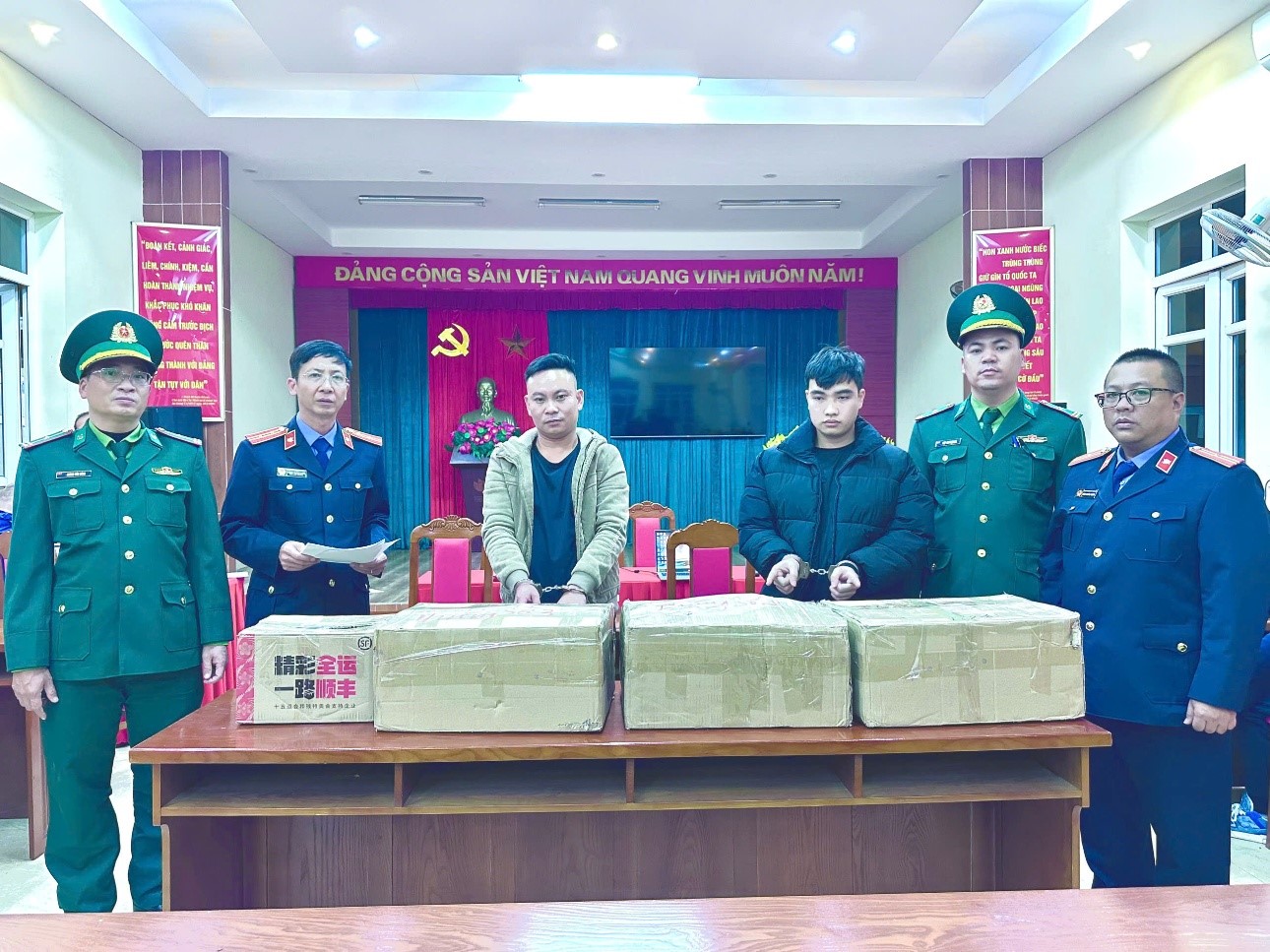 Phối hợp phân loại nhóm đối tượng vận chuyển lô iPhone lậu hơn 1 tỉ đồng qua biên giới