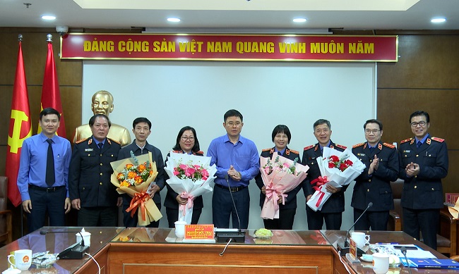 Lãnh đạo VKSNDTC gặp gỡ cán bộ nghỉ hưu theo chế độ