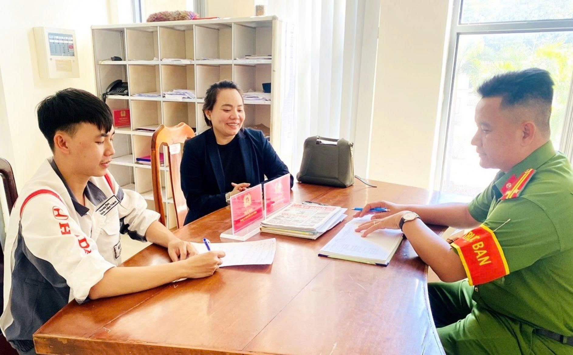 Kịp thời giúp đỡ người phụ nữ nhận lại gần nửa tỷ đồng chuyển nhầm