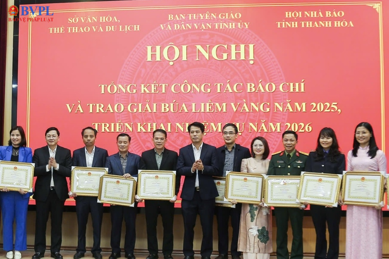 Phóng viên Báo Bảo vệ pháp luật nhận Bằng khen của Chủ tịch UBND tỉnh Thanh Hoá