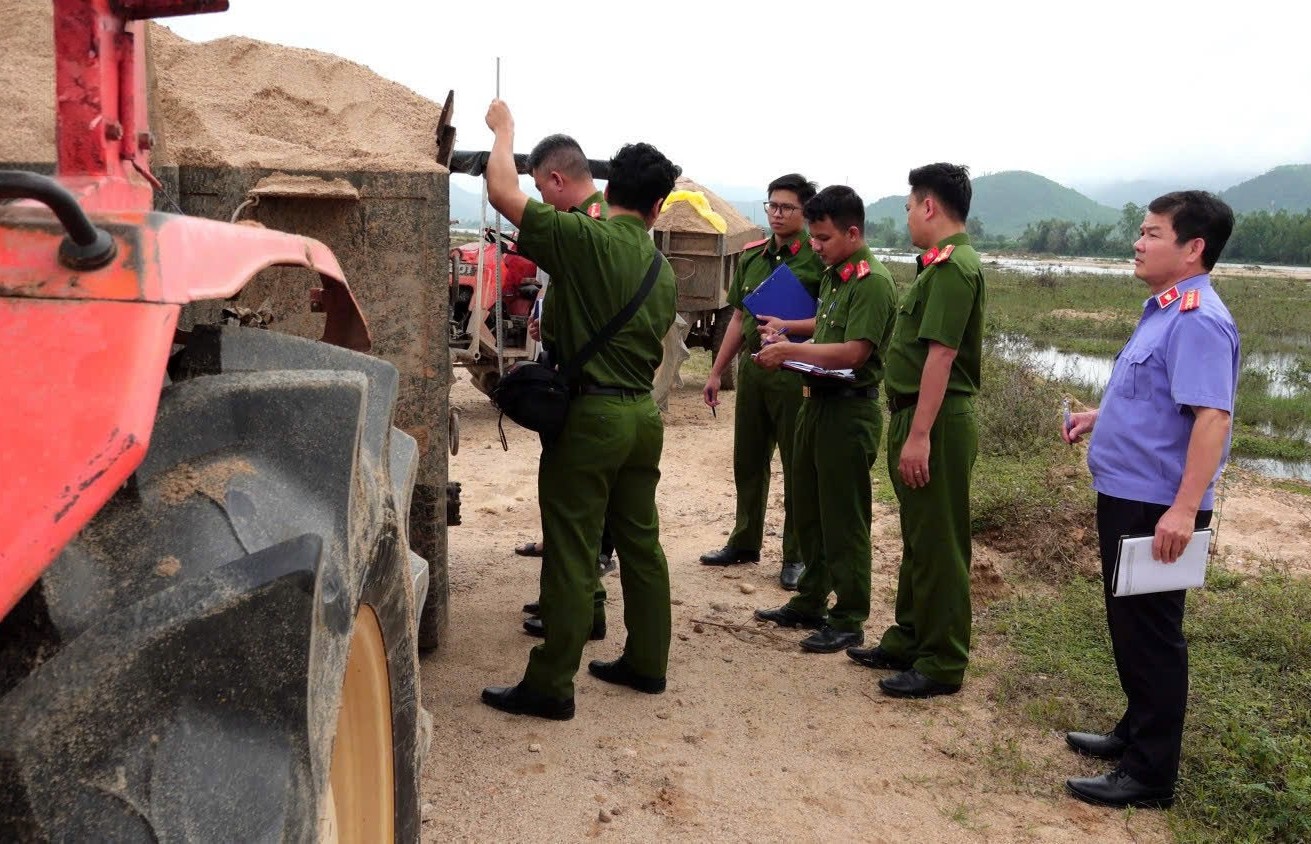 Triệt phá đường dây khai thác cát trái phép quy mô lớn
