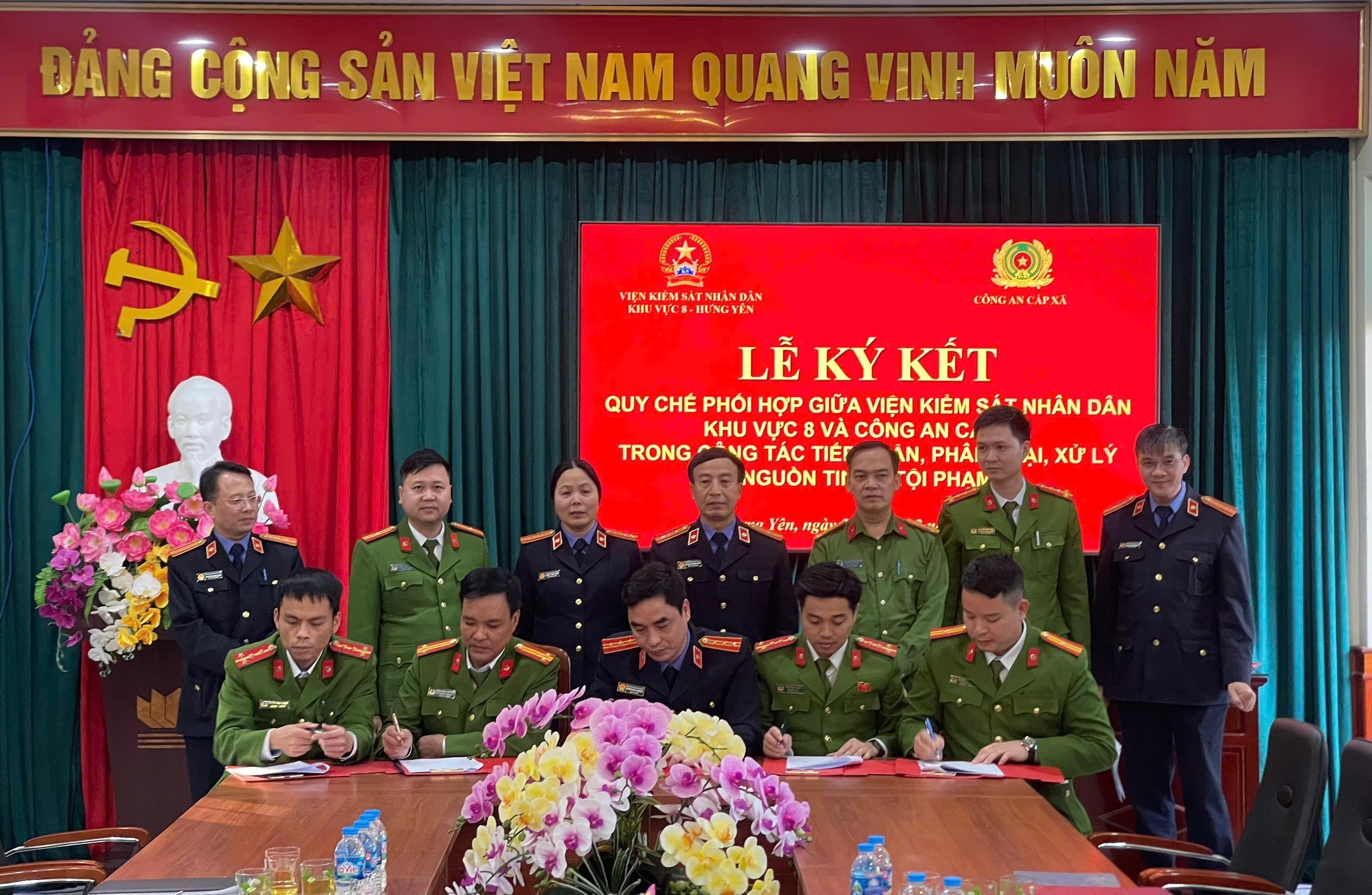 VKSND Khu vực 8 - Hưng Yên ký kết Quy chế phối hợp với Công an cấp xã trên địa bàn