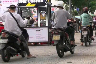 CSGT TP HCM xử lý hơn 100 trường hợp xe máy chạy trên vỉa hè