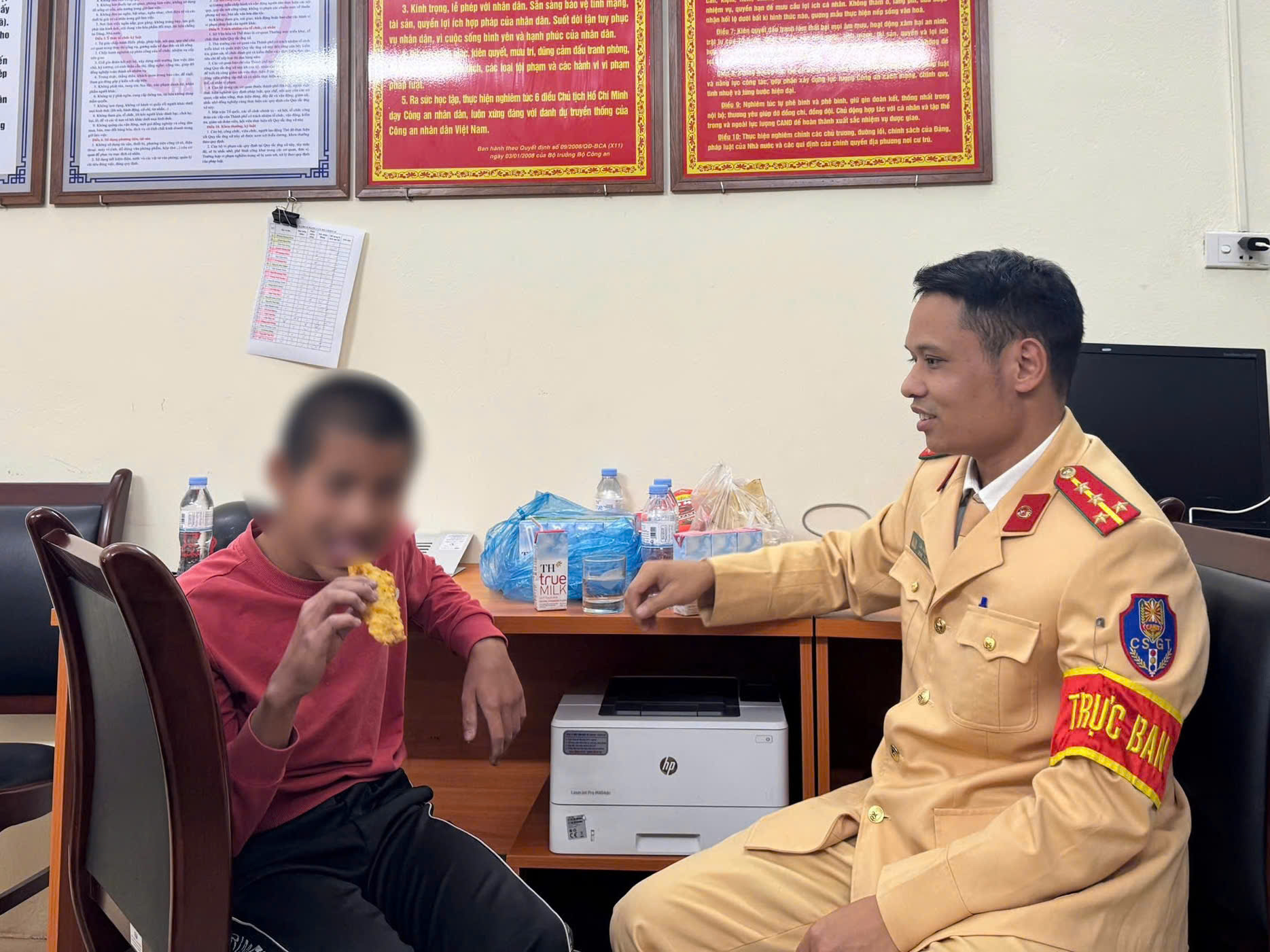 Công an Hà Nội kịp thời hỗ trợ, giúp cháu bé đi lạc trở về với gia đình