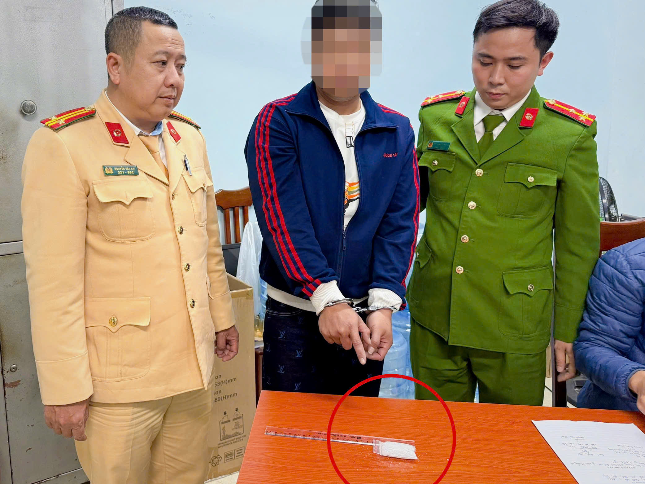 Cảnh sát giao thông phối hợp Công an phường khống chế đối tượng tàng trữ ma tuý