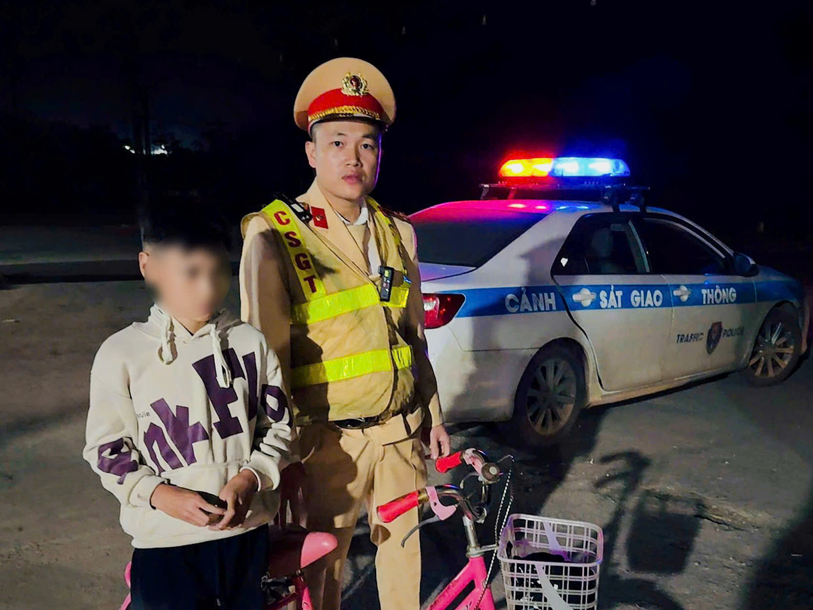 Bé trai đạp xe đi lạc hơn 15km trong đêm được CSGT phát hiện, chăm sóc