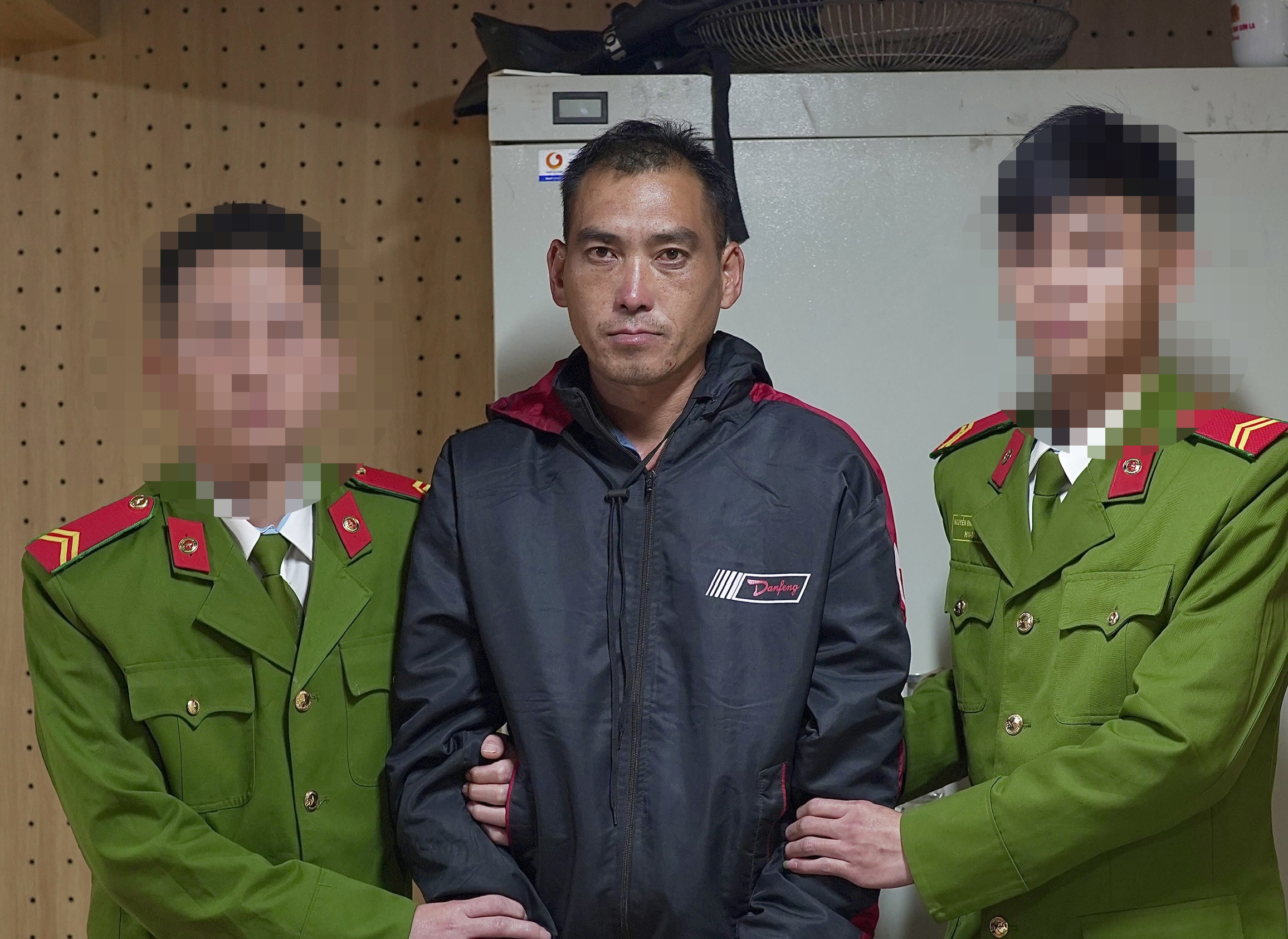 Bắt đối tượng mua bán trái phép 6 bánh heroin, 1 000 viên ma túy tổng hợp