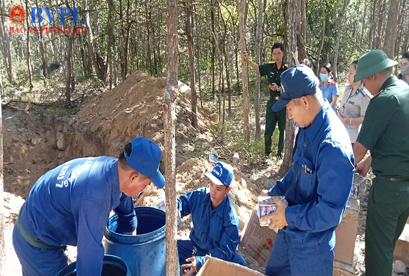 VKSND Khu vực 13 tỉnh Lâm Đồng tham gia kiểm sát việc tiêu hủy pháo nổ