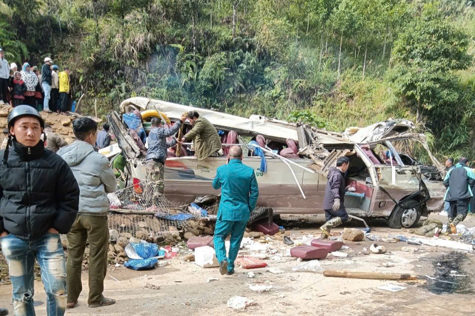 Lật xe khách chở đoàn thiện nguyện, 9 người tử vong