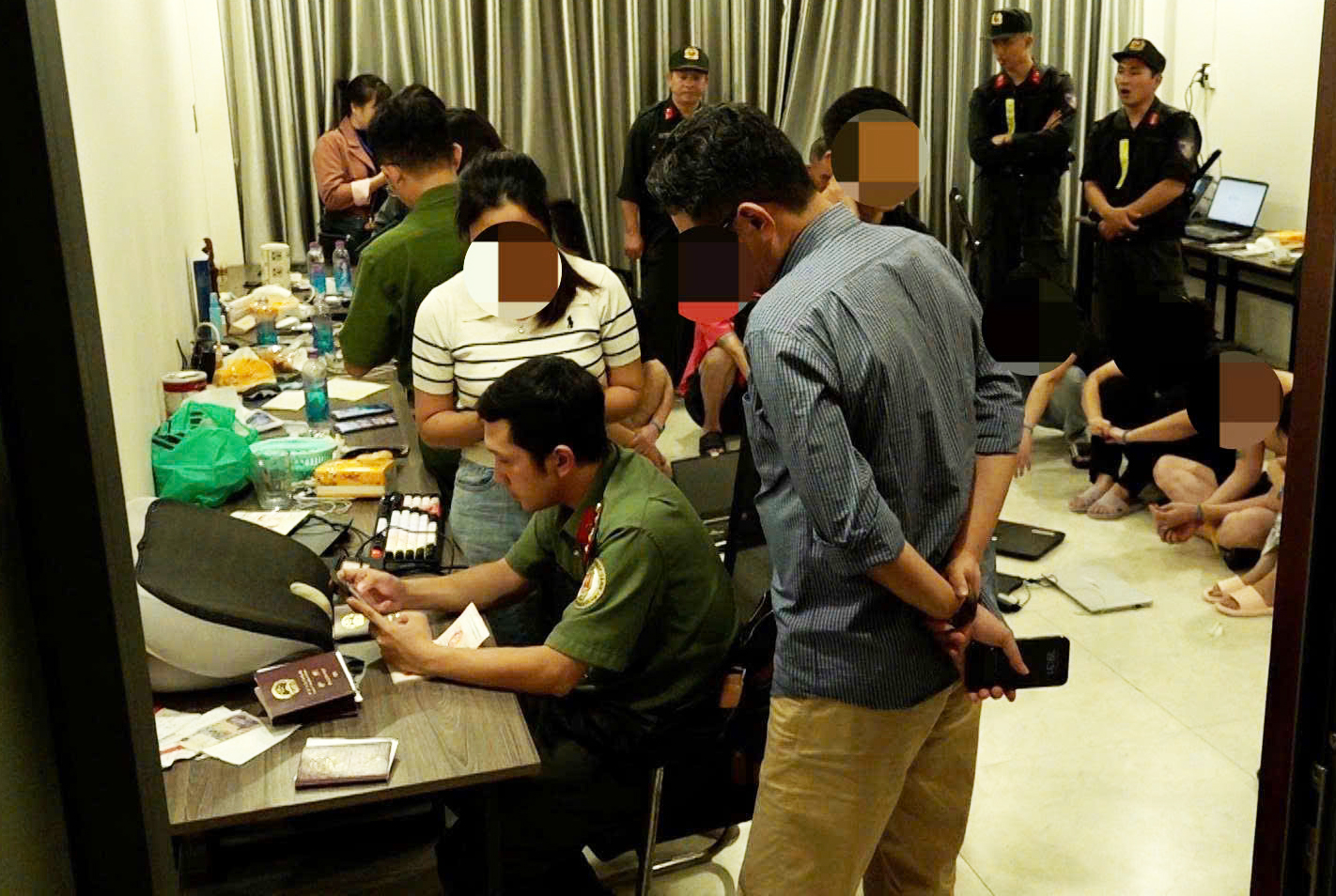 Đột kích 5 tụ điểm tổ chức đánh bạc trực tuyến liên quan đến người nước ngoài