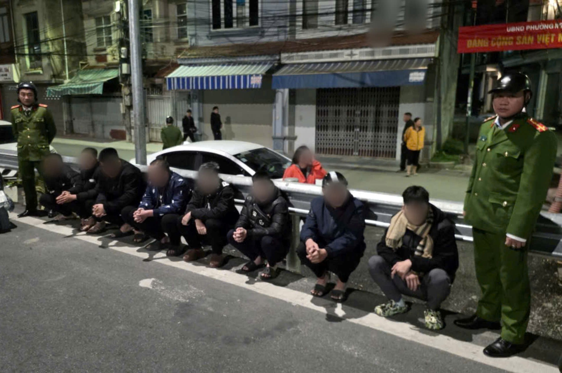 Xử lý 2 nhóm thanh, thiếu niên gây rối trong đêm