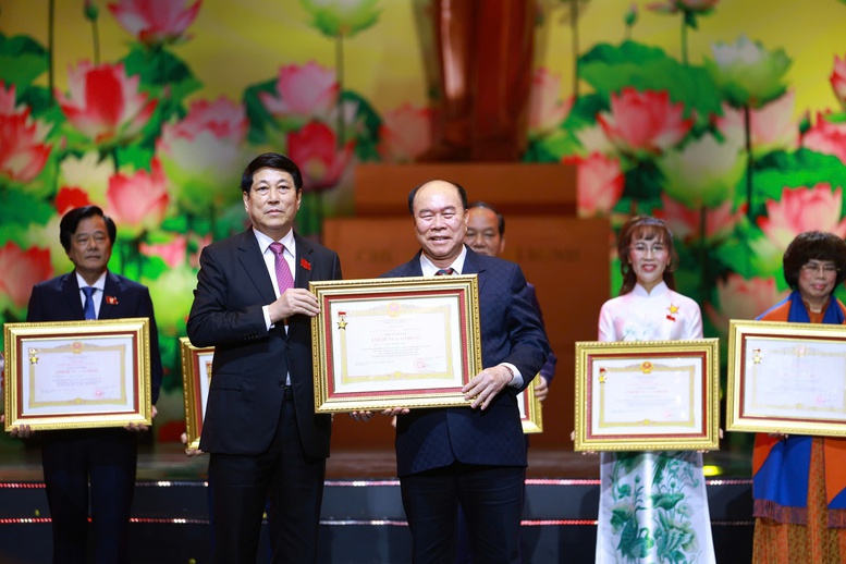 Lãnh đạo Đảng, Nhà nước trao danh hiệu Anh hùng tặng các tập thể, cá nhân