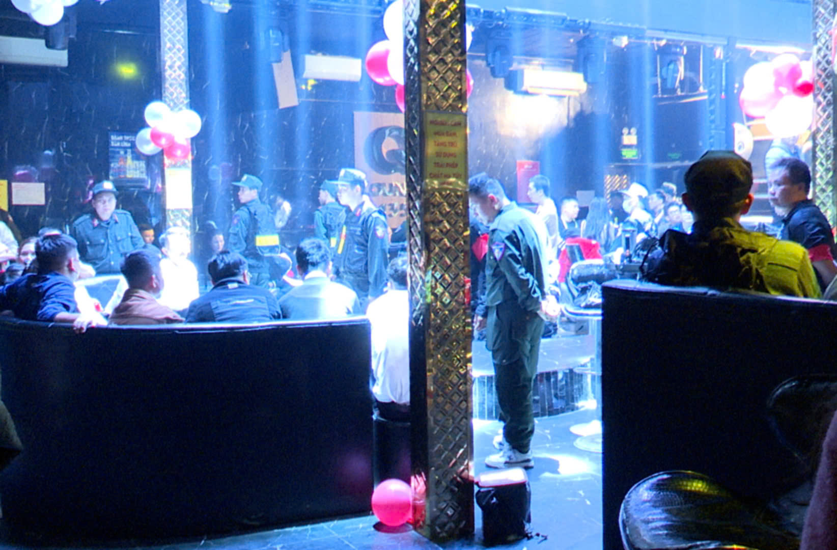 Kiểm tra 2 quán bar, bắt giữ nhiều đối tượng đang thác loạn cùng ma túy