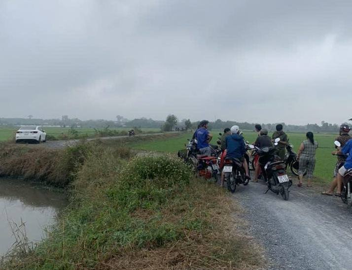 Phát hiện người đàn ông tử vong trong tư thế treo cổ trên cánh đồng