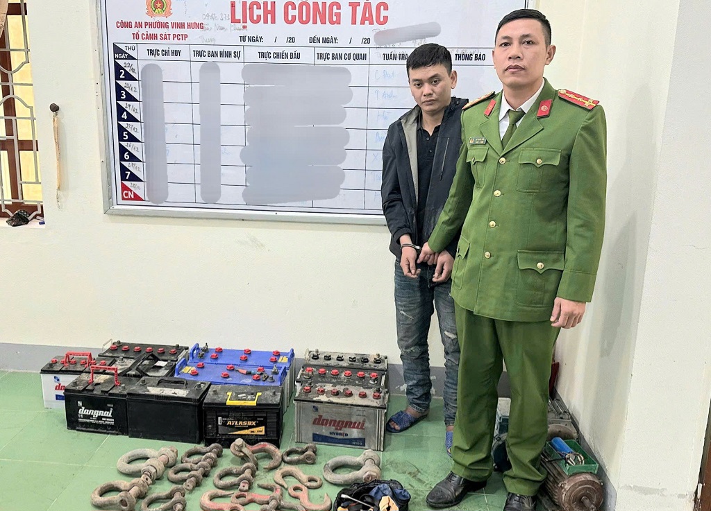 Bắt giữ đối tượng chuyên trộm bình ắc quy