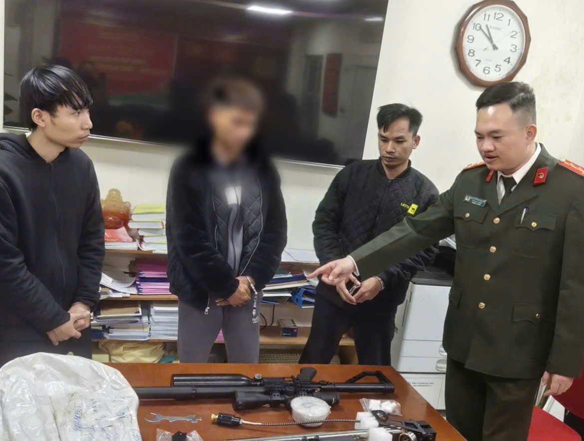 Bắt giữ nhóm đối tượng mua bán súng trên mạng xã hội