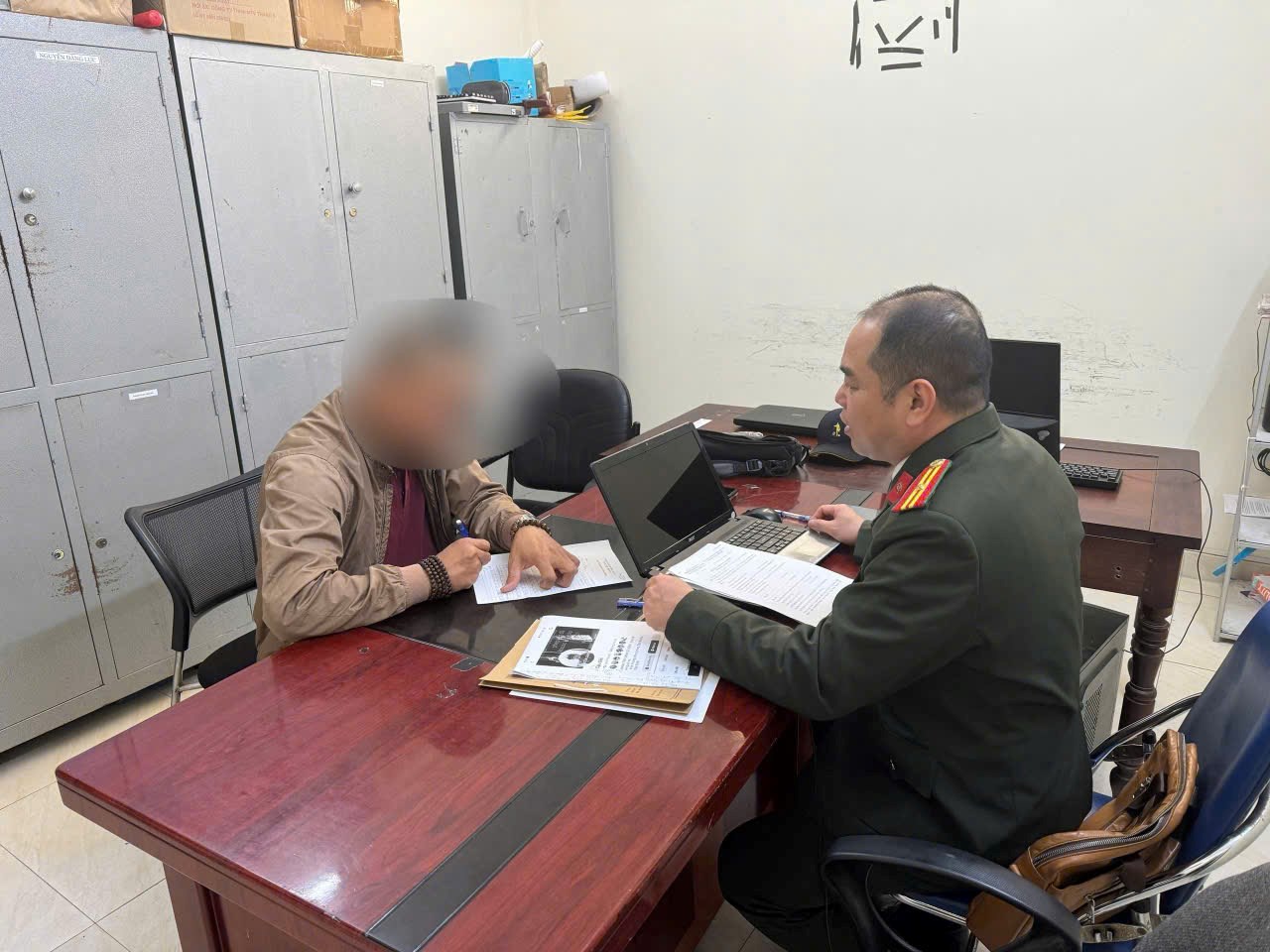 Xử phạt 2 trường hợp chia sẻ, bình luận bài viết liên quan Lê Trung Khoa trên mạng xã hội