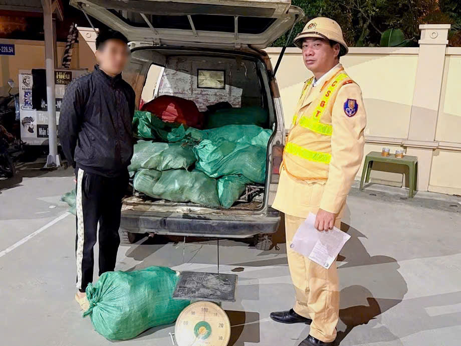 Cảnh sát giao thông chặn đứng gần 1 tấn chân gà bẩn chuẩn bị “tuồn” lên bàn nhậu