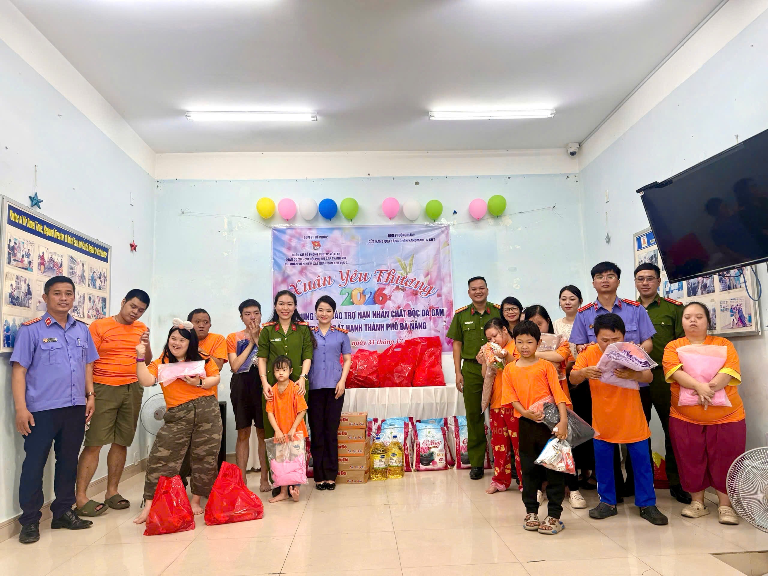 Chi đoàn VKSND khu vực 3, TP Đà Nẵng lan tỏa yêu thương tại Trung tâm nạn nhân chất độc da cam