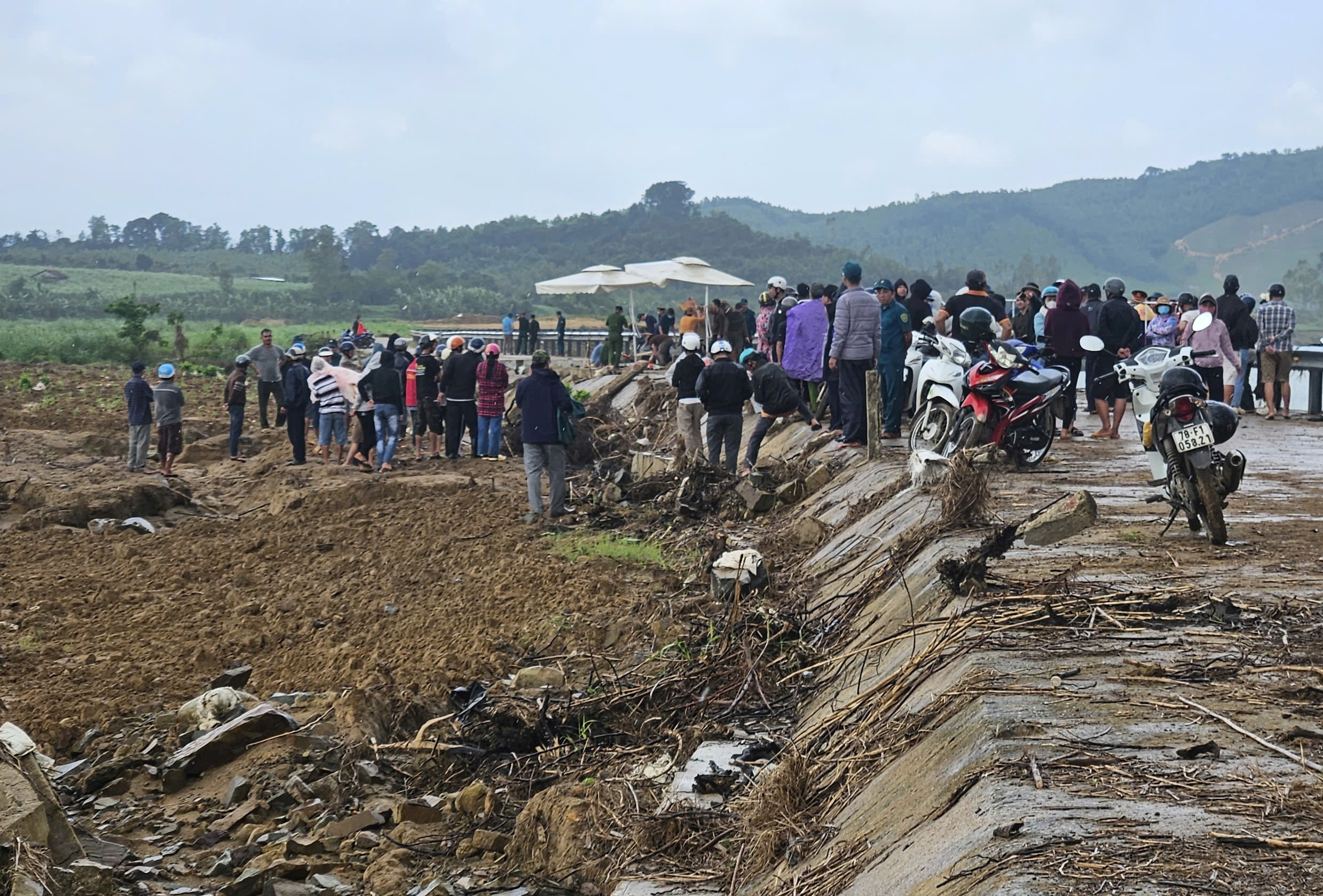 Sập bờ kè, 4 người tử vong ở Đắk Lắk