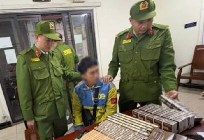Phát hiện, bắt giữ đối tượng vận chuyển thuốc lá lậu trong đêm cuối năm