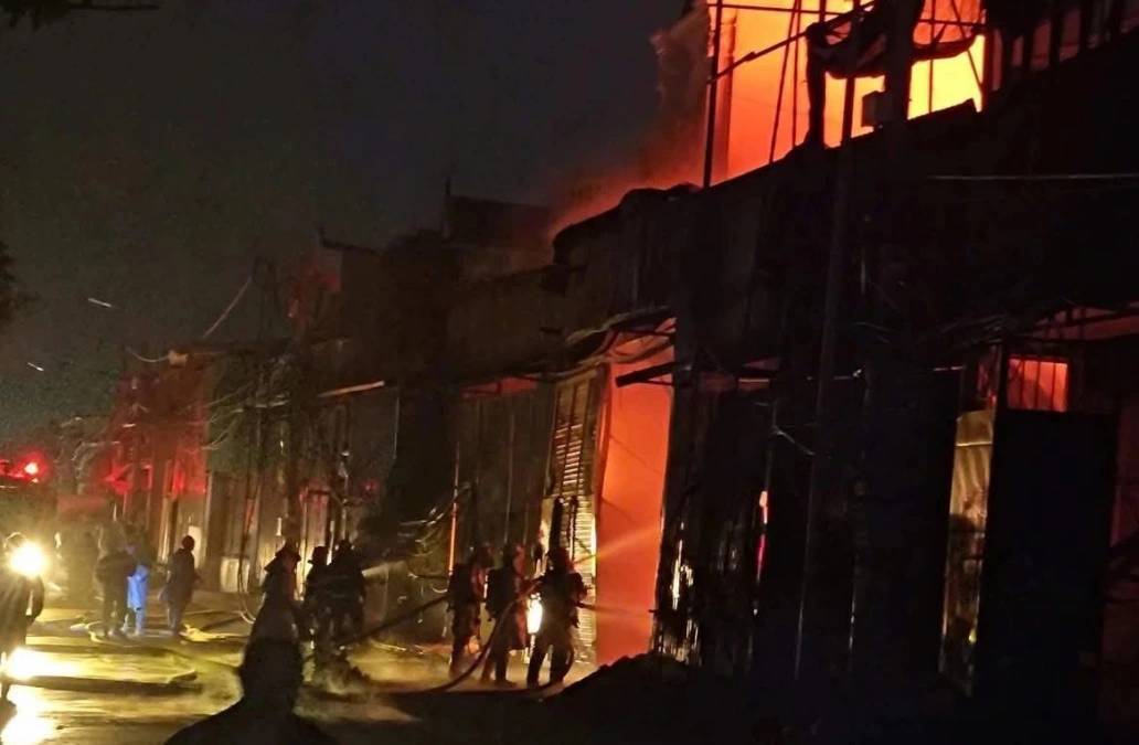 Cháy nhà xưởng 300m2 trong ngày đầu năm mới