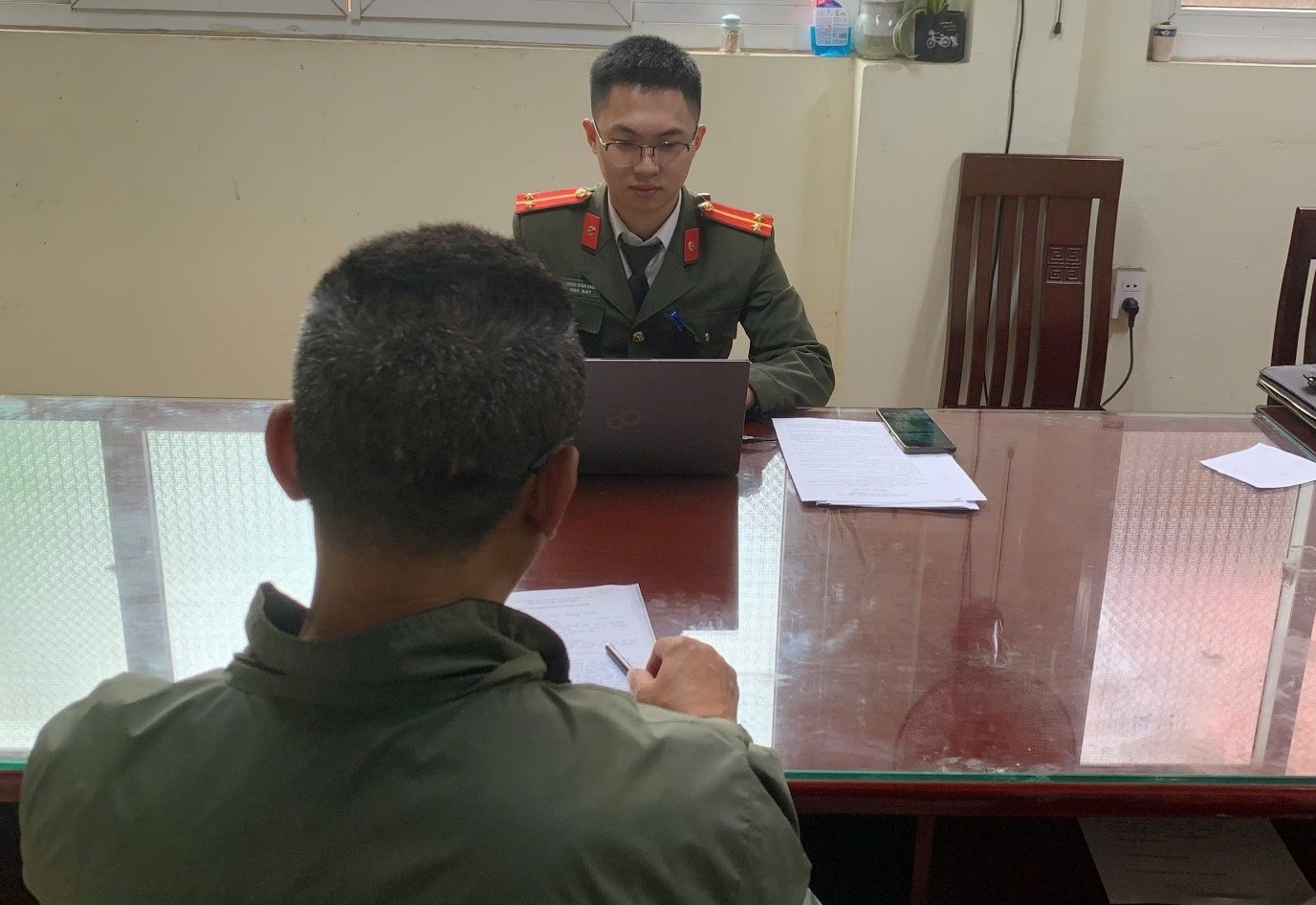 Làm việc, xử lý 2 tài khoản Facebook liên quan việc chia sẻ nội dung xuyên tạc của Lê Trung Khoa