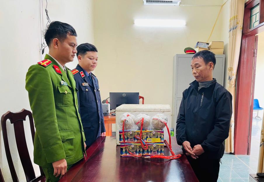 Bị khởi tố vì mua pháo lậu sử dụng ngày Tết
