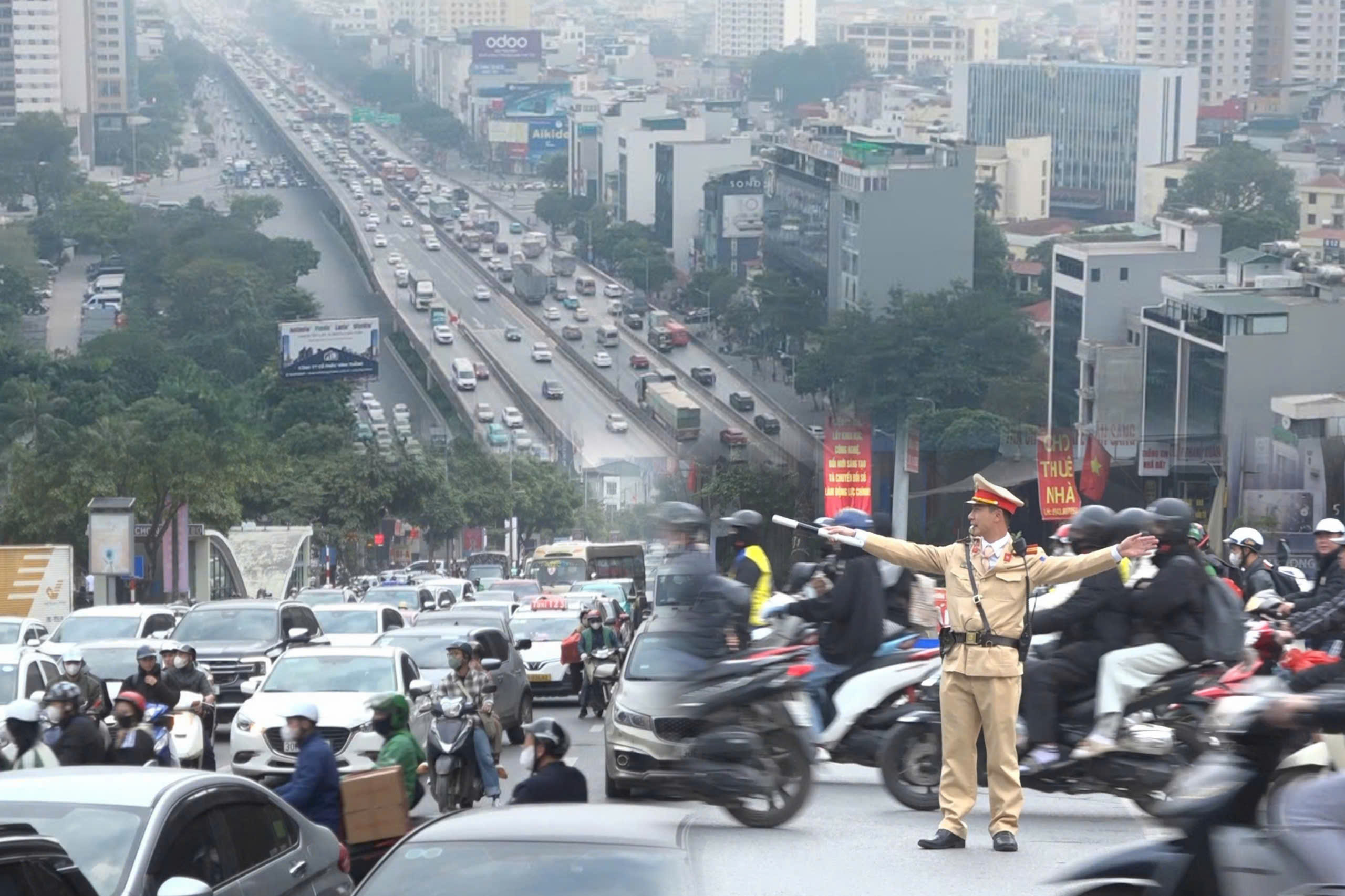 Cuối kỳ nghỉ lễ Tết Dương lịch, lượng phương tiện về Hà Nội tăng nhanh tại nhiều tuyến đường