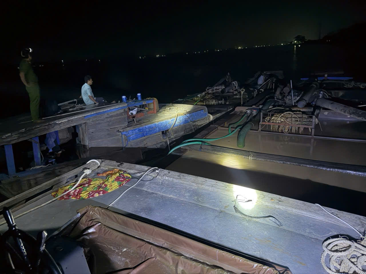 Bắt quả tang nhiều vụ khai thác, vận chuyển cát sông trái phép