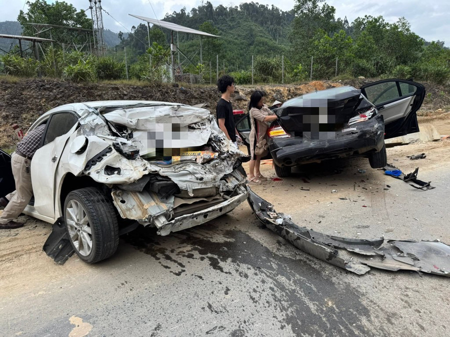 11 xe ôtô va chạm liên hoàn trên cao tốc La Sơn - Hòa Liên