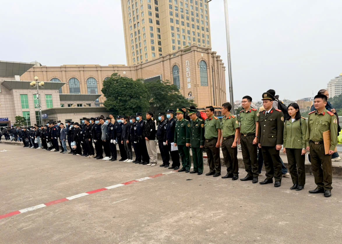 Trao trả 11 công dân Trung Quốc vi phạm quy định xuất nhập cảnh