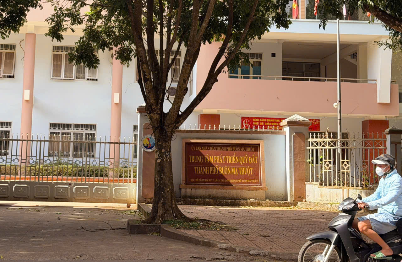 Vì sao Trung tâm Quỹ đất dùng hơn 10 tỉ tiền giải phóng mặt bằng để chi lương, thưởng