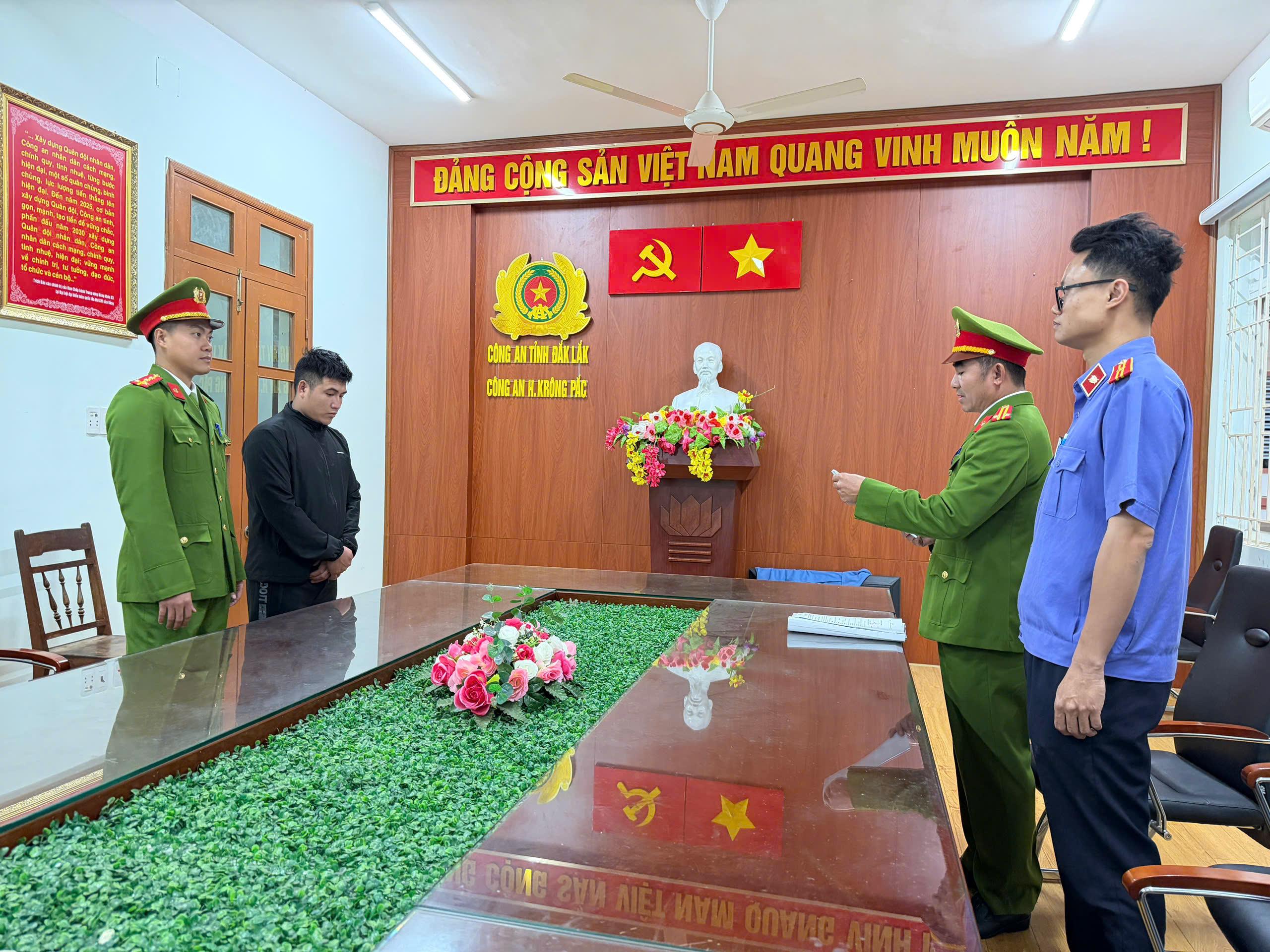 Khởi tố, bắt tạm giam người đàn ông tấn công tài xế taxi