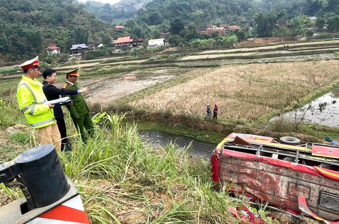 Nguyên nhân ban đầu vụ lật xe khách khiến 11 người bị thương ở Sơn La