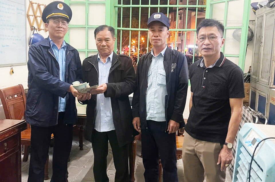 Nhân viên đường sắt giao trả nhiều tài sản khách bỏ quên