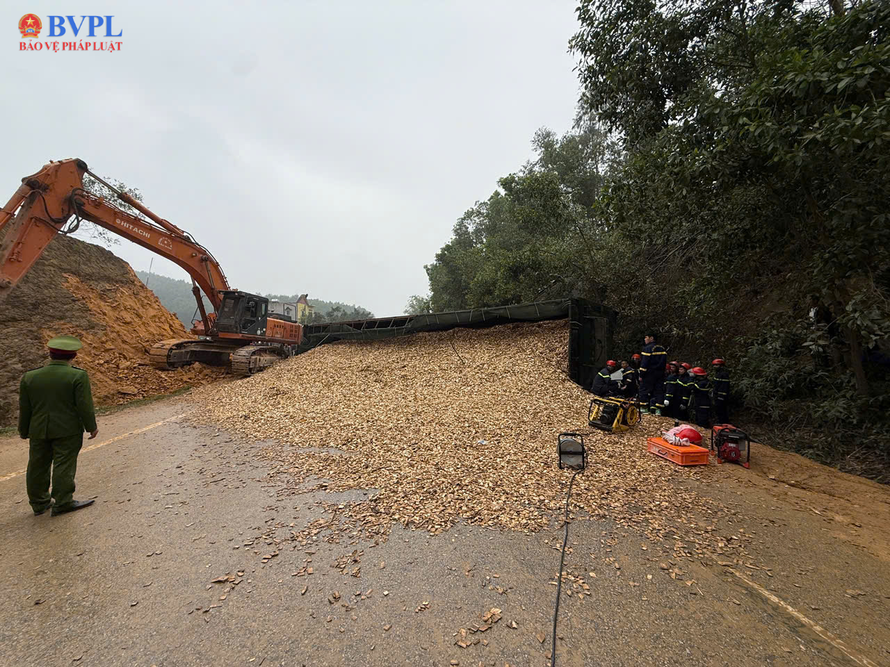 Va chạm xe đầu kéo với ô tô con khiến 2 người thương vong