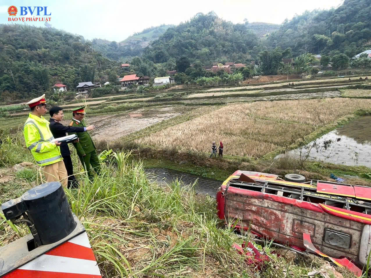 Lật xe khách trên Quốc lộ 37 ở Sơn La, 11 người bị thương