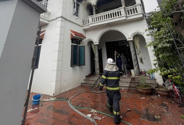 Cháy nhà dân ở Hà Nội, 1 người tử vong, 2 nạn nhân được đưa đi cấp cứu