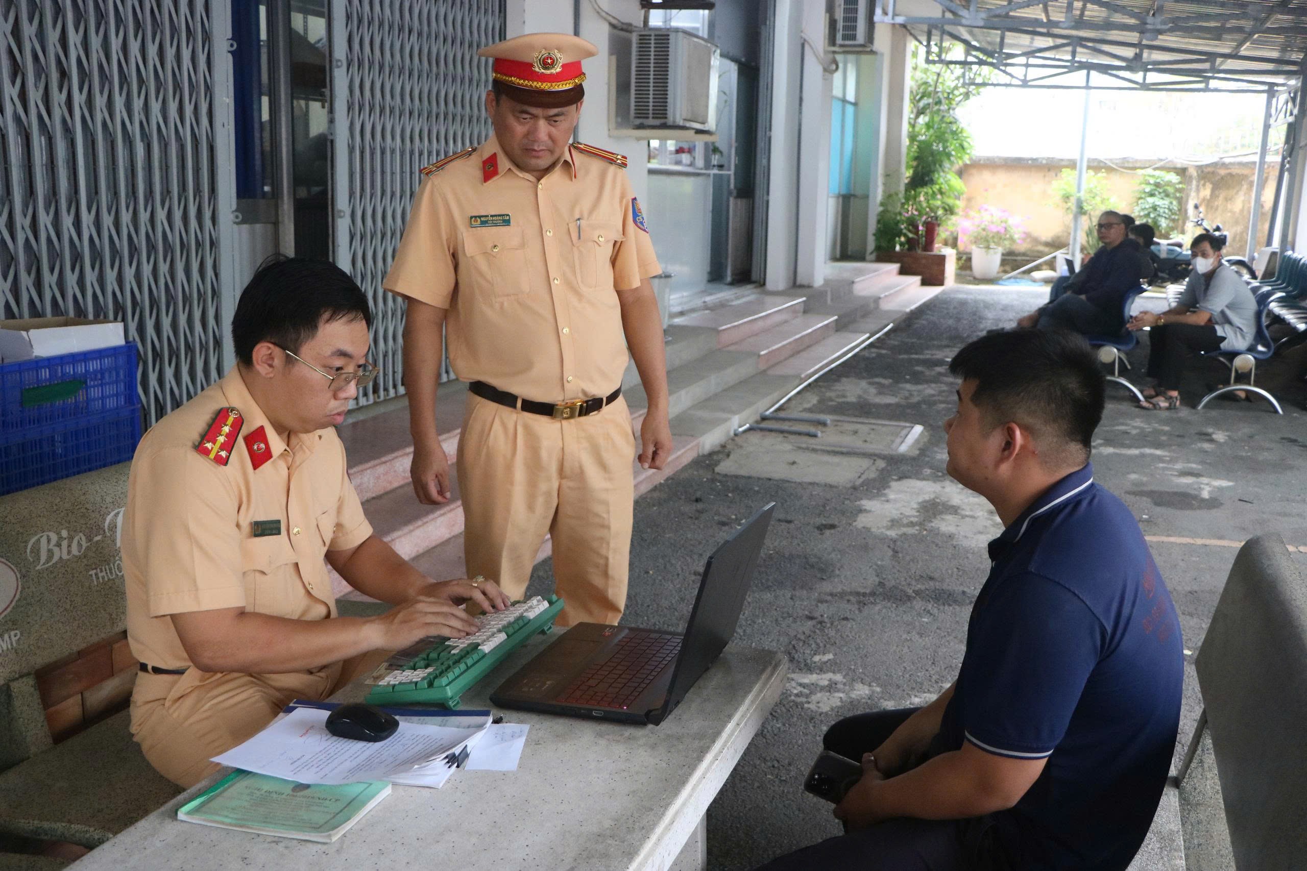 Tịch thu xe của thanh niên buông hai tay, dùng điện thoại khi chạy trên đường